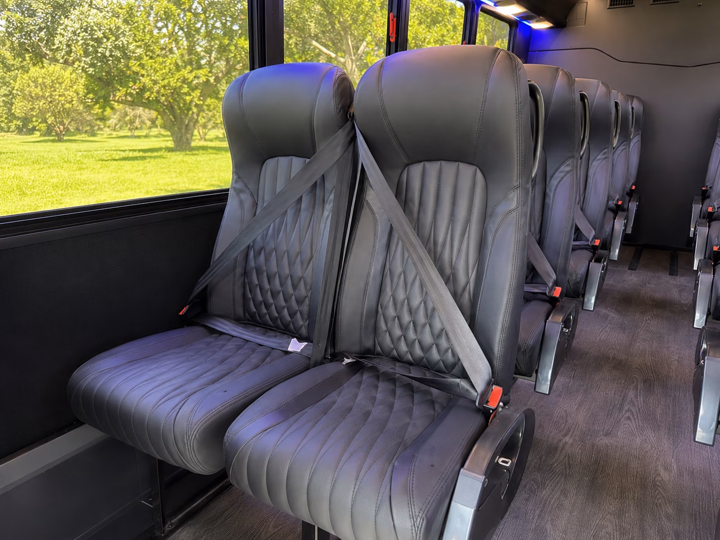 minibus wine tour rentals for small groups heading into the verde valley